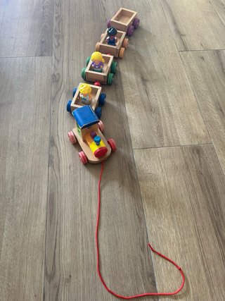 Tren de madera con figuras