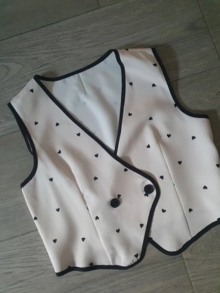 Chaleco SHEIN Corazones Negro/Rosa es corto