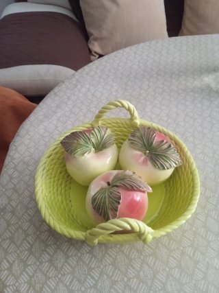 Cesta con manzanas decorativas de porcelana