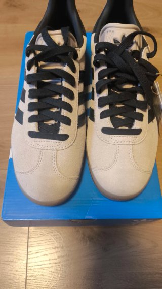 Adidas Gazelle Beige/Negro Talla 40 – NUEVAS