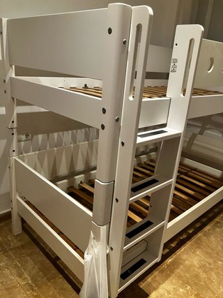Litera y cama blanca