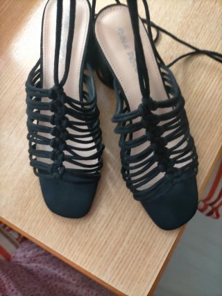 Sandalias de mujer negras.Solo se hace envíos