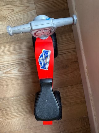 Moto de juguete roja para niña
