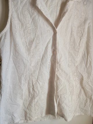 Camisa blanca sin mangas bordada