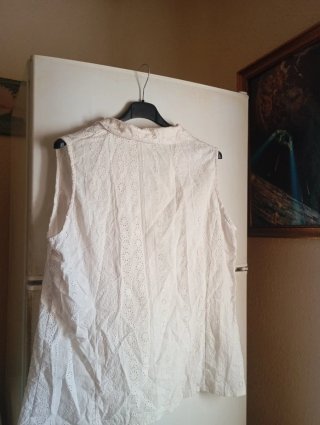 Camisa blanca sin mangas bordada