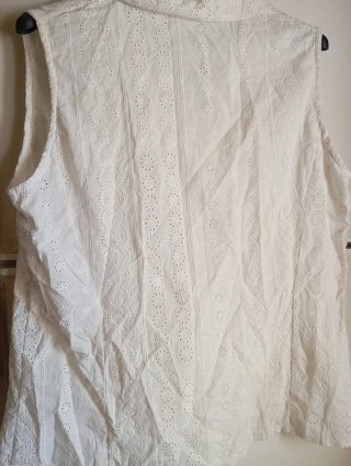 Camisa blanca sin mangas bordada