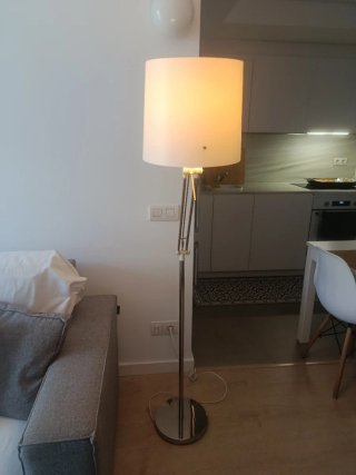 Lámpara de pie níquel y blanca Ikea