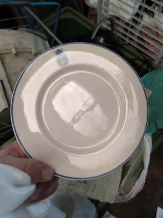 Plato antiguo con escudo real