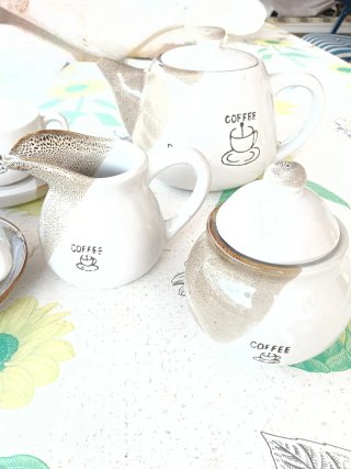 Juego de café 6 tazas y tetera, lechera, azucarero