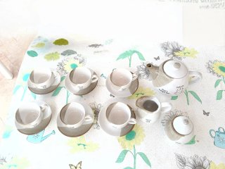 Juego de café 6 tazas y tetera, lechera, azucarero