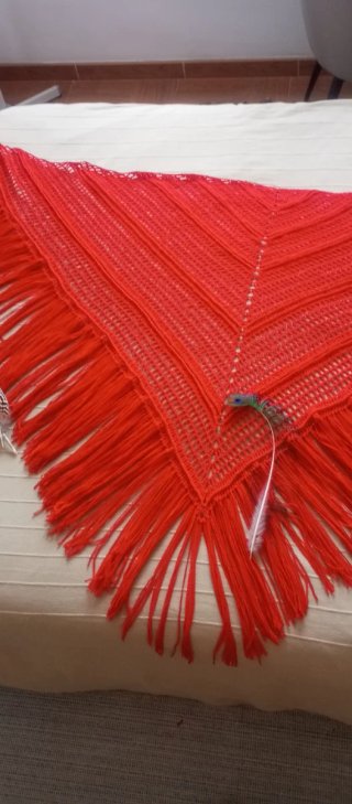 Chal de crochet rojo con flecos
