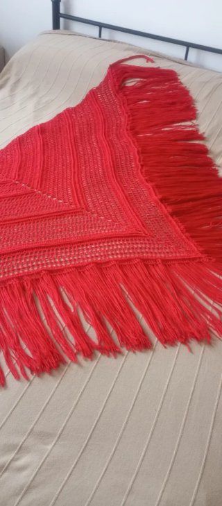 Chal de crochet rojo con flecos