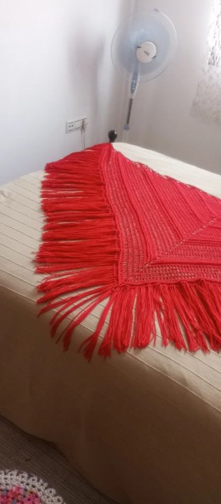 Chal de crochet rojo con flecos