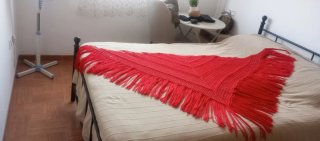 Chal de crochet rojo con flecos