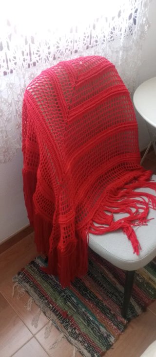 Chal de crochet rojo con flecos