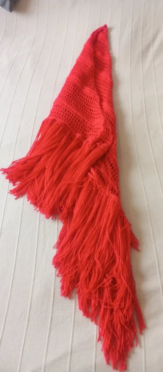 Chal de crochet rojo con flecos