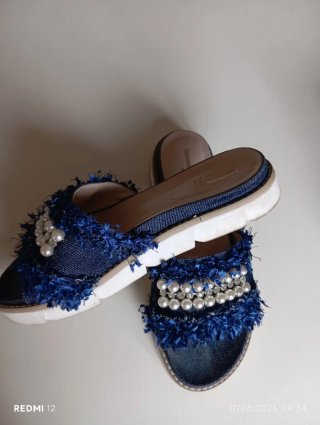 Sandalias azules con perlas