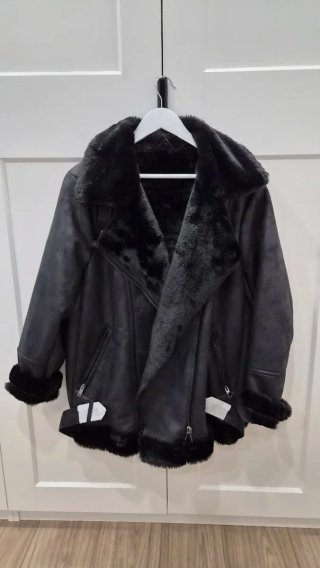 Chaquetón negro forrado pelito