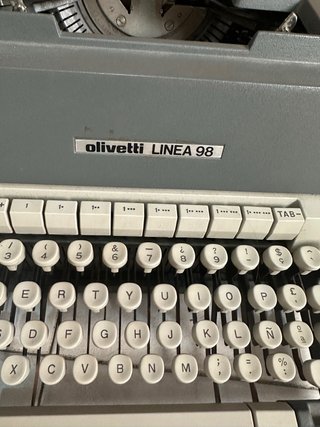 Máquina de escribir Olivetti Línea 98