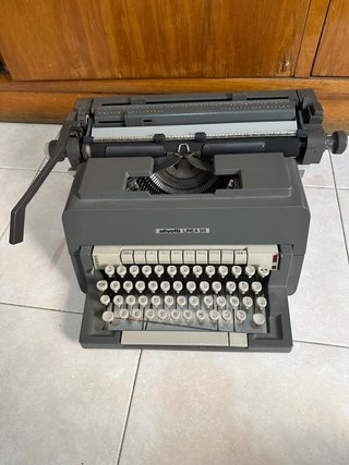 Máquina de escribir Olivetti Línea 98