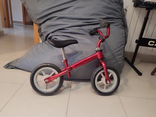 Bicicleta de equilibrio roja