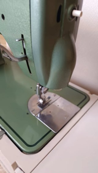 Máquina de coser Refrey 427 transforma en maleta