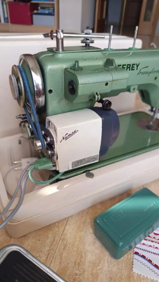 Máquina de coser Refrey 427 transforma en maleta