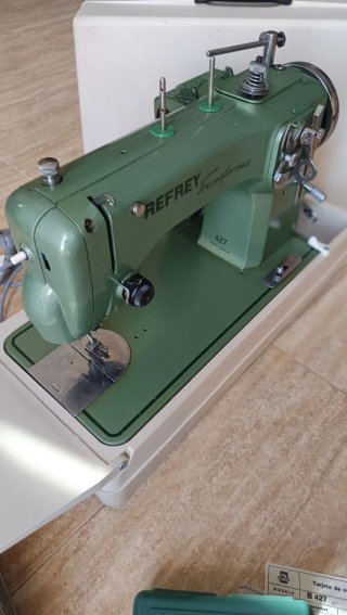 Máquina de coser Refrey 427 transforma en maleta