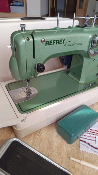 Máquina de coser Refrey 427 transforma en maleta