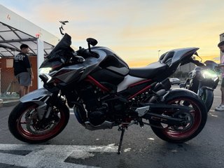 Kawasaki Z900 A2 2023 Plata/Roja