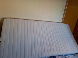 Colchon +Somier plegable individual. Tiene ruedas.