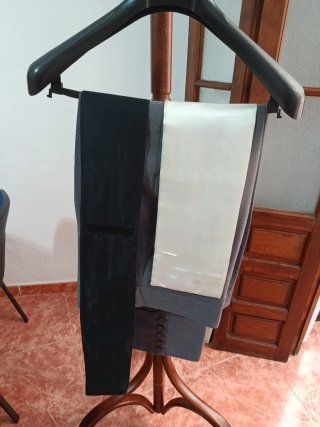 Traje de corto gris.