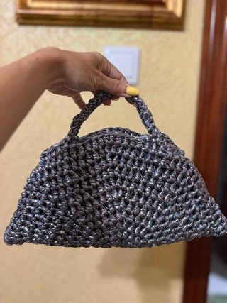 Bolso de mano plateado tejido