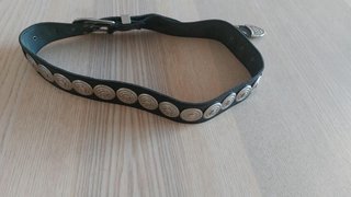 Cinturón negro con tachuelas plateadas