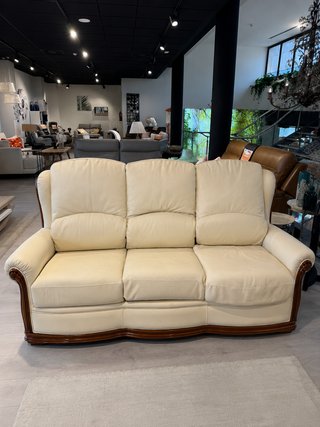 Sofá de piel clásico beige y madera