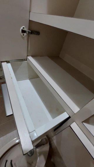 Armario de pared para baño color beige.