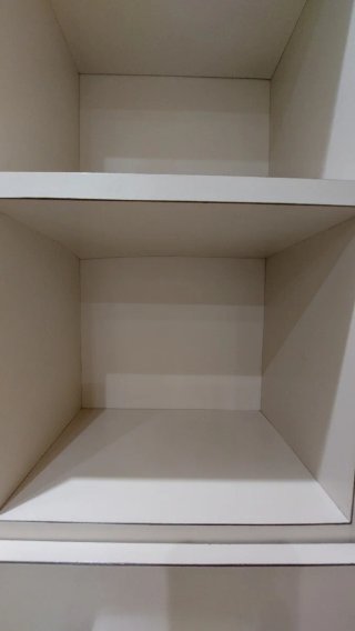 Armario de pared para baño color beige.