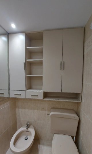 Armario de pared para baño color beige.