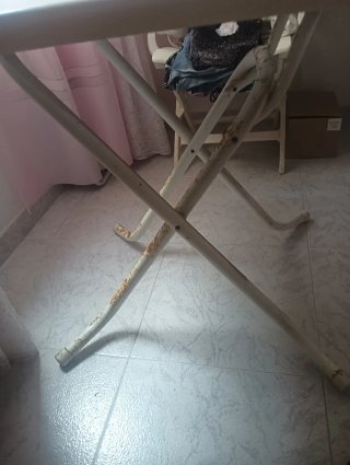 Mesa plegable blanca.