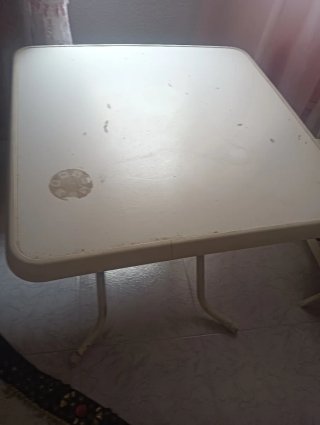 Mesa plegable blanca.