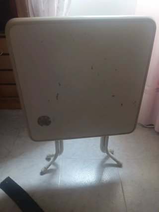 Mesa plegable blanca.
