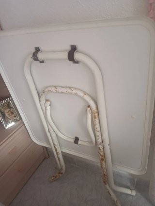 Mesa plegable blanca.