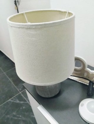 Lampada da tavolo beige e gialla