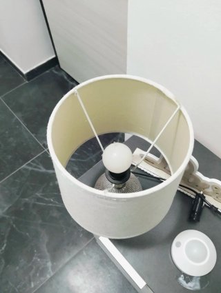 Lampada da tavolo beige e gialla