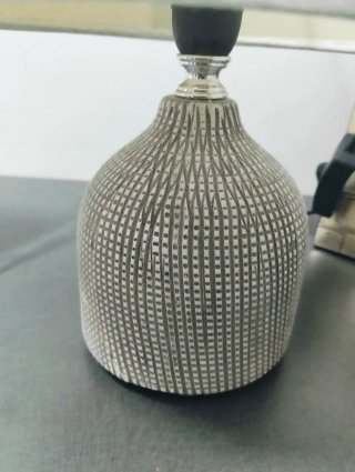 Lampada da tavolo beige e gialla