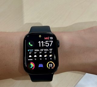 Apple Watch Series 7 Space Gray.