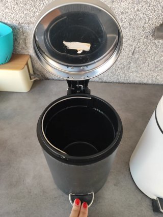 Papeleras de baño Ikea (negra y blanca)