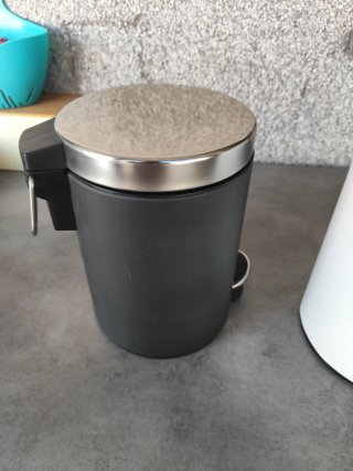Papeleras de baño Ikea (negra y blanca)