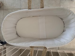 Cuna Moisés Mimbre y Tela Blanca