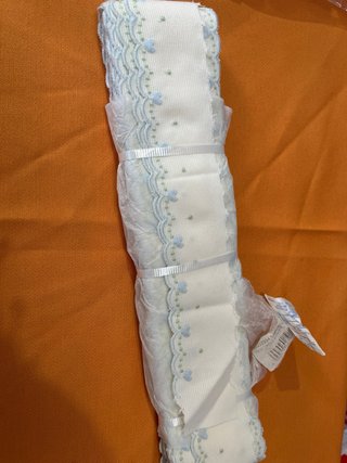 Tira bordada con corazones y puntilla